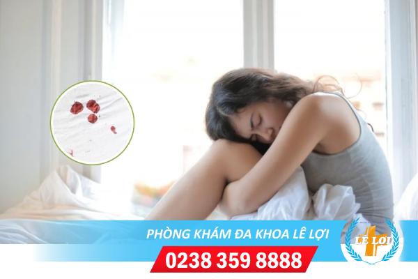 Quan hệ bị ra máu và đau rát là bệnh gì ?